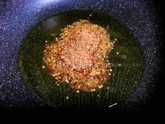 锅内就适量油倒入辣椒面小火炒香