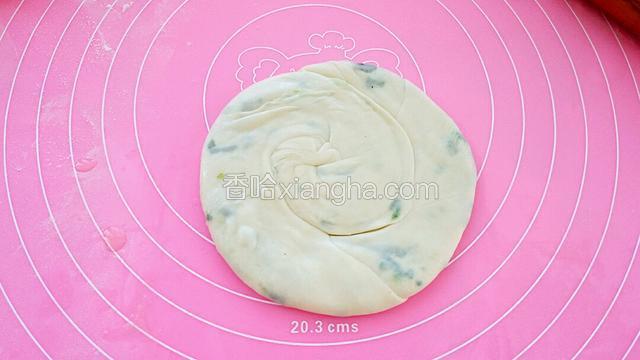 用手掌按扁后用擀面杖轻轻擀成饼状。