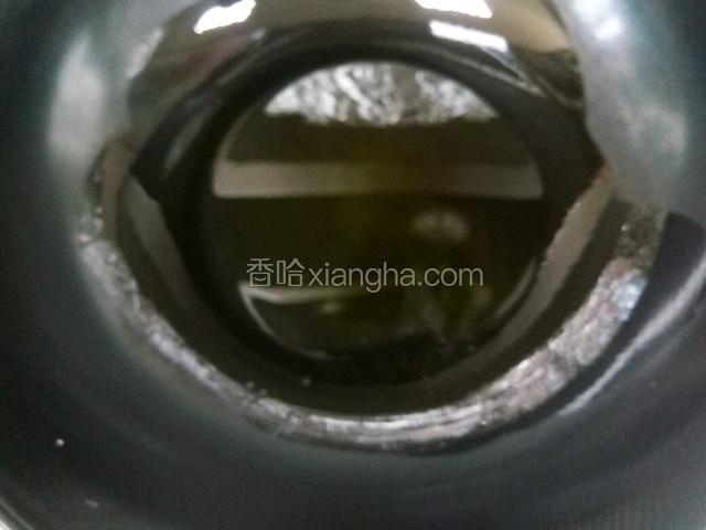 锅内放底油烧热。