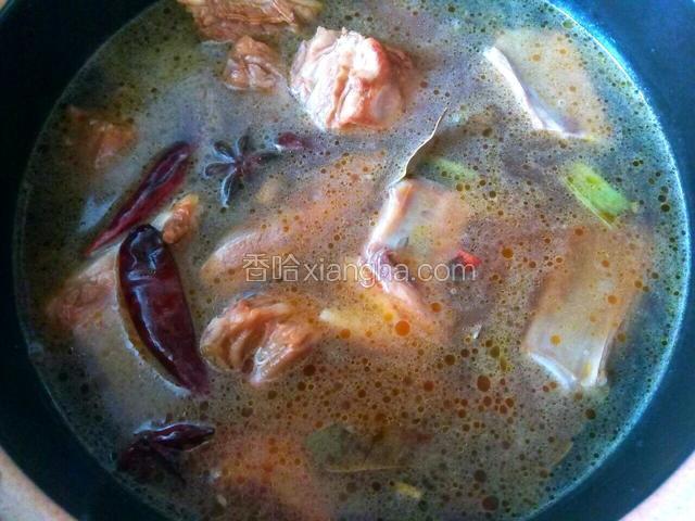 锅内添水。