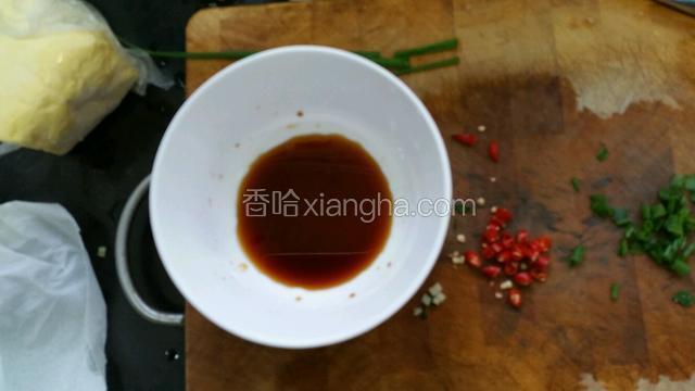 碗里调汁，酱油，料酒，盐，鸡精搅拌均匀