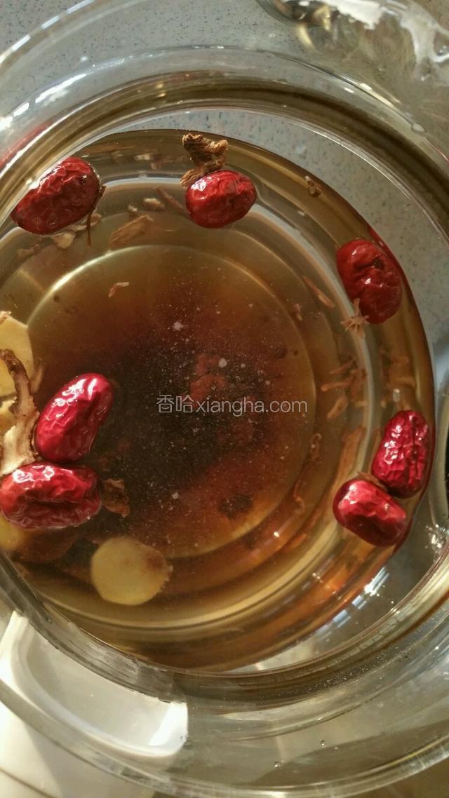 放入养生壶中加入适量水和红糖煮开