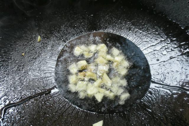 锅里热油放入蒜末爆香。
