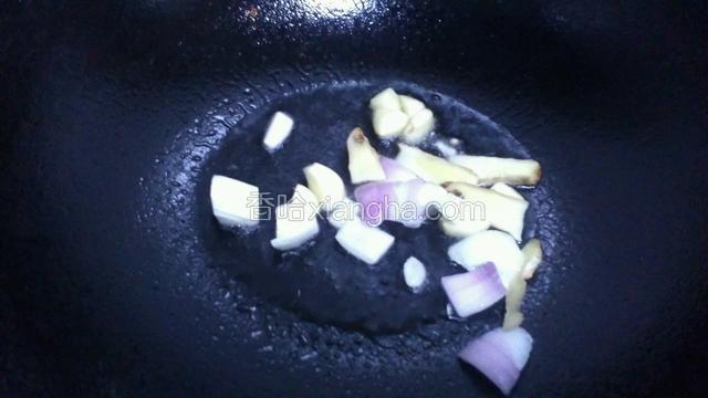 锅中放油加入姜蒜洋葱爆香
