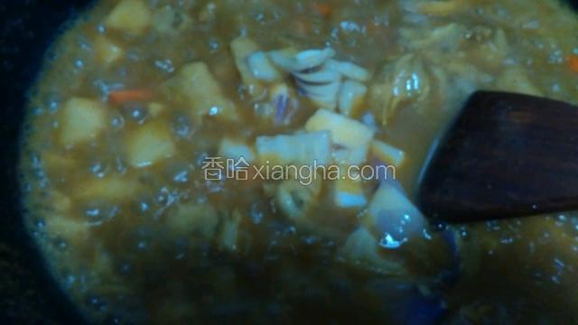 土豆煮一会儿再次加入洋葱翻匀