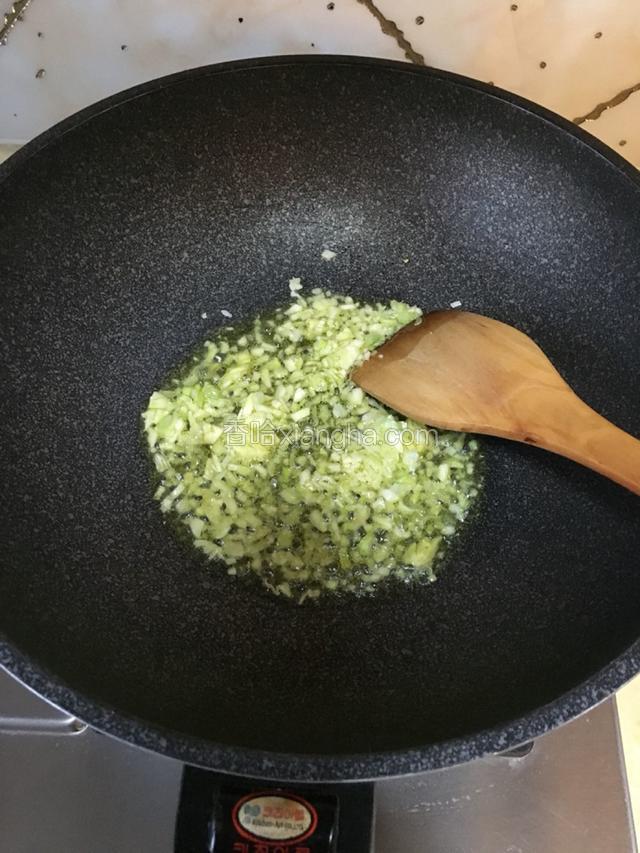 放入葱姜蒜爆香。