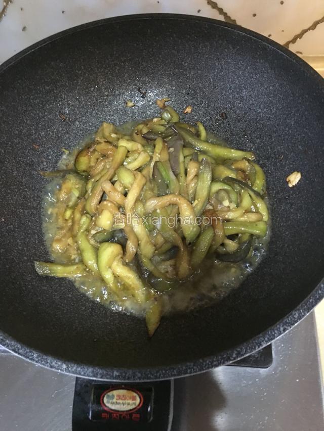 待酱汁浓稠时，关灭。