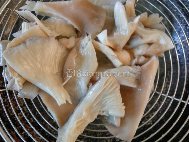 锅中烧开水，焯烫蘑菇，开锅捞出控水