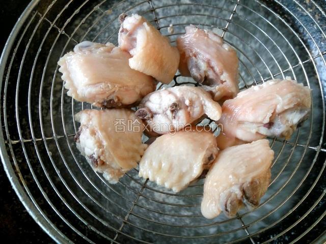 鸡翅也放沸水中焯烫一下去掉血水