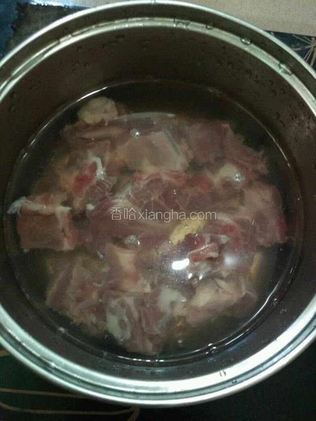 排骨洗净冷水下锅煮开3-4分钟去血水