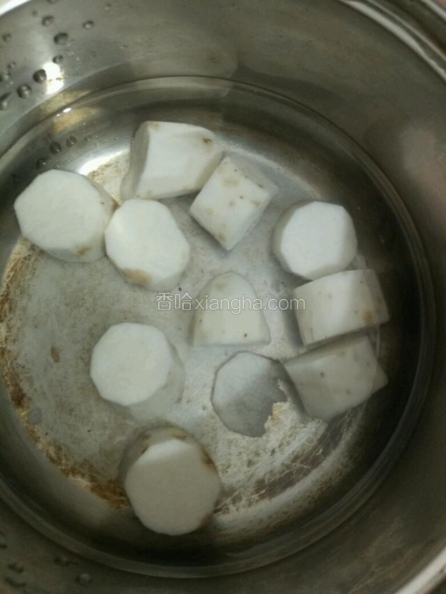 淮山去皮切块放水里