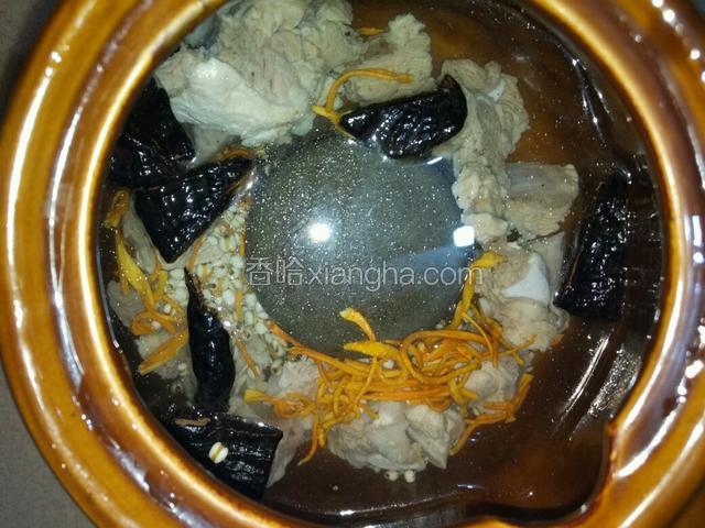 一次性加足水，先用大火烧开转小火煲一个半小时