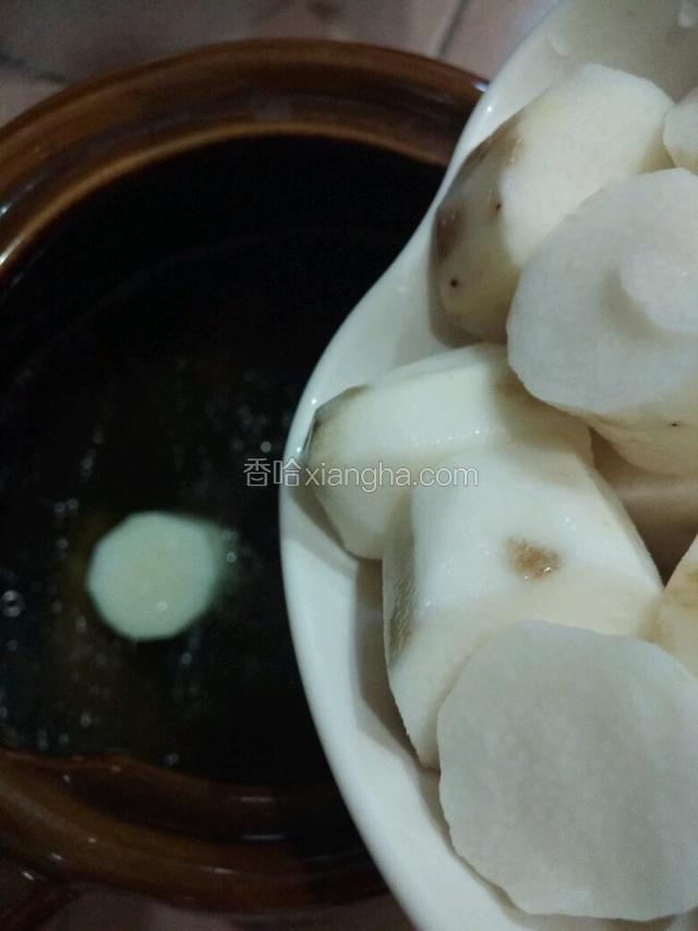 一个半小时后再加入淮山，盖上盖子继续煲半个小时