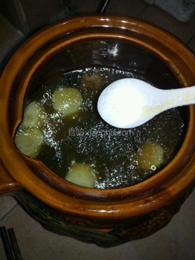 准备出锅再加入适量盐