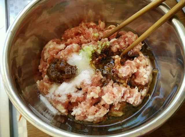 猪肉洗净剁成肉糜，加入葱姜末、盐、生抽老抽、豆瓣酱、十三香和油顺时针搅打上劲