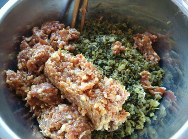 雪菜清洗浸泡至无咸味，攥干水份再剁碎些放入盆中
