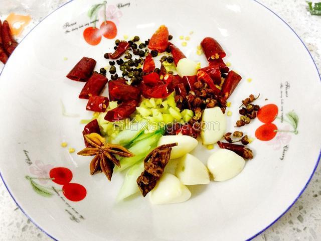 把料放在盘子里