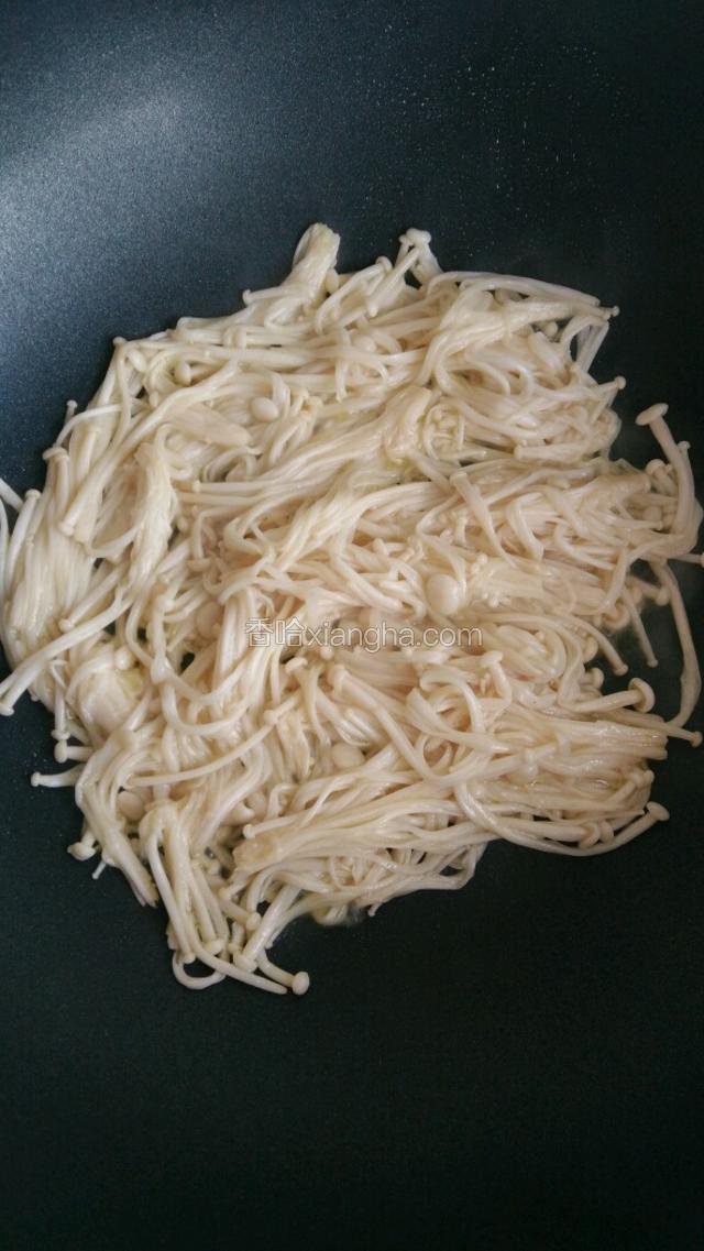 热油锅，倒入金针菇，炒至变软。