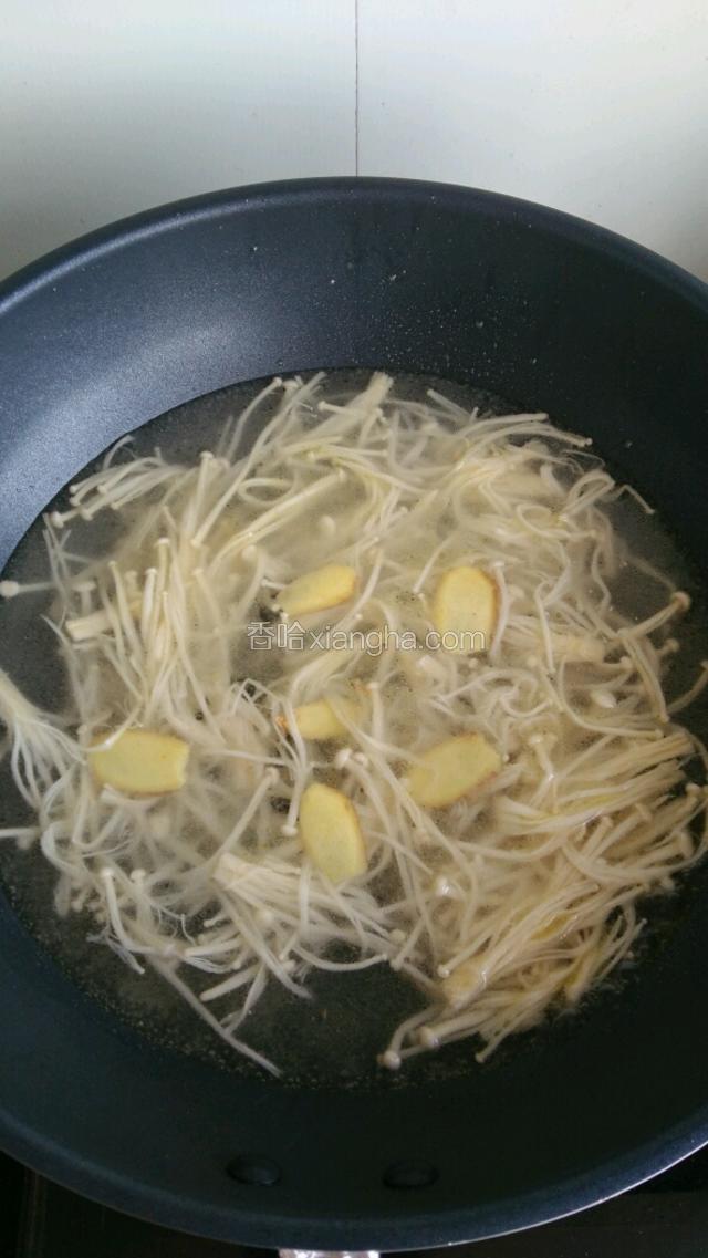 加入姜片，小火焖煮。