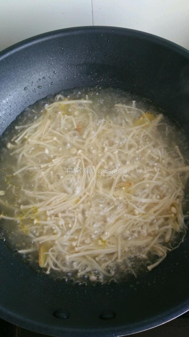 焖煮至汤的颜色成为浅浅的乳白色。