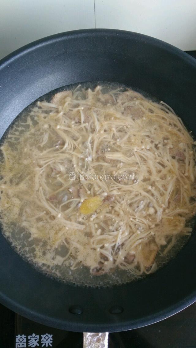 加入猪肝，调入适量料酒，煮至猪肝熟，再调入适量盐、生抽和鸡精后关火。