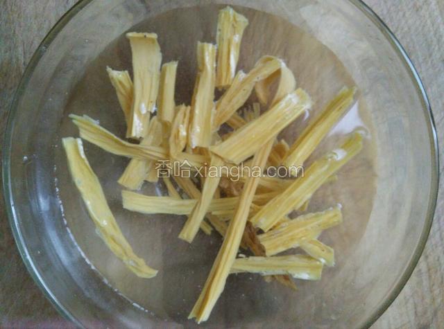 腐竹提前用水泡发。