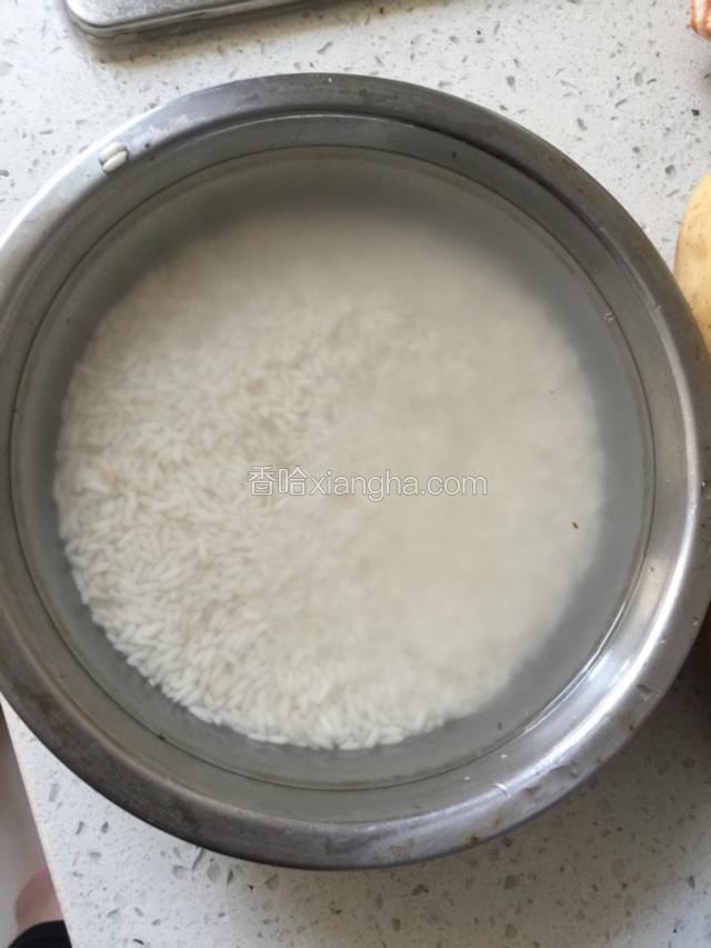 糯米提前一天泡水.莲藕洗干净备用