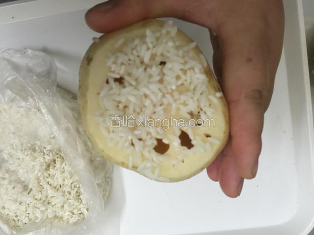 大头用水冲洗几遍.冲洗干净.开始装米