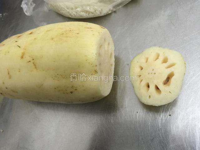 清洗干净.外面的脏绣擦洗干净切一头藕节.不要切太多.