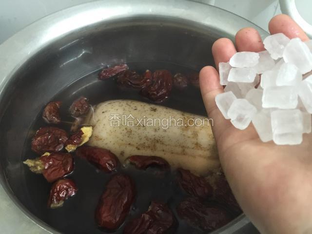 将莲藕加水.漫过莲藕即可.煮开以后再加大枣和冰糖