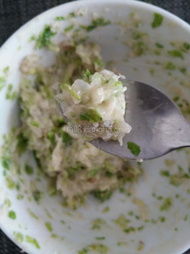 
锅中加入适量清水，大火烧开转中火，用勺子挖取适和宝宝一口吃的量，借助筷子将馅在勺心滚成丸子状，再放入锅中。