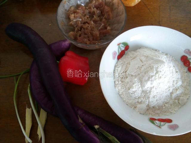 准备材料，瘦肉剁碎