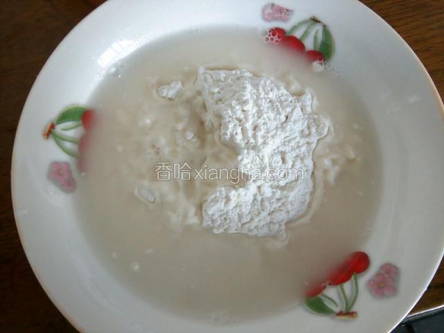 面粉加温水搅拌成絮