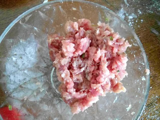 瘦肉加一点盐，料酒，生抽，胡椒粉，拌匀