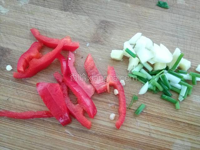 葱姜蒜切丁，辣椒切丝