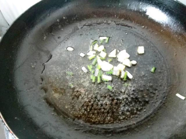 油热，多一点油爆香葱姜蒜，留一点葱最后用