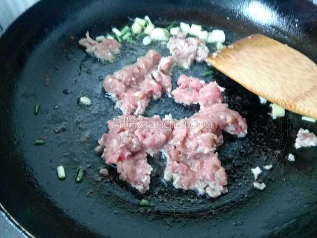 倒入肉末翻炒