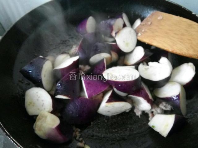 倒入茄子翻炒