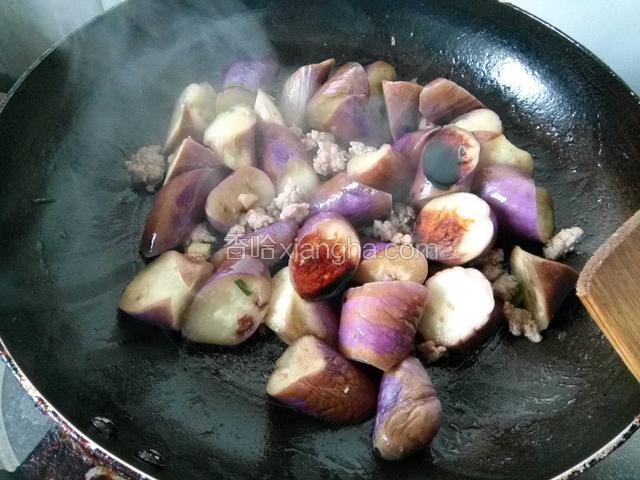 茄子炒软，加盐，老抽，一点开水翻炒