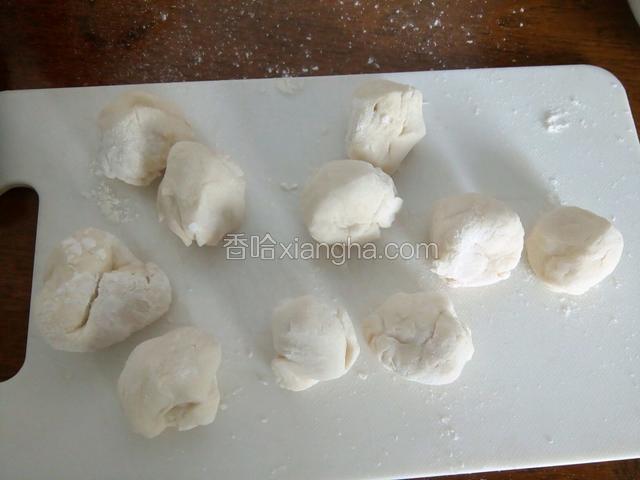 面团揪成小剂子，压扁
