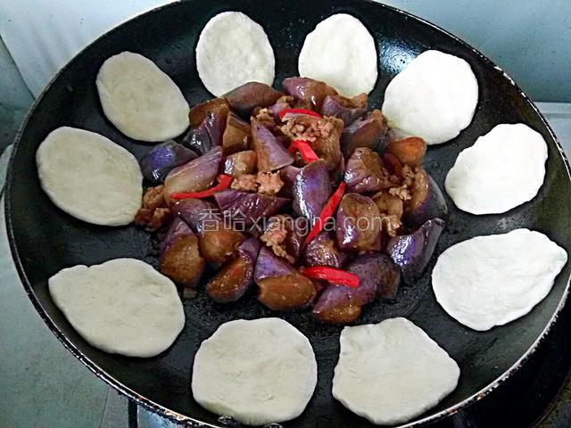 贴在锅周边，转动锅，让油汤汁把饼煎熟