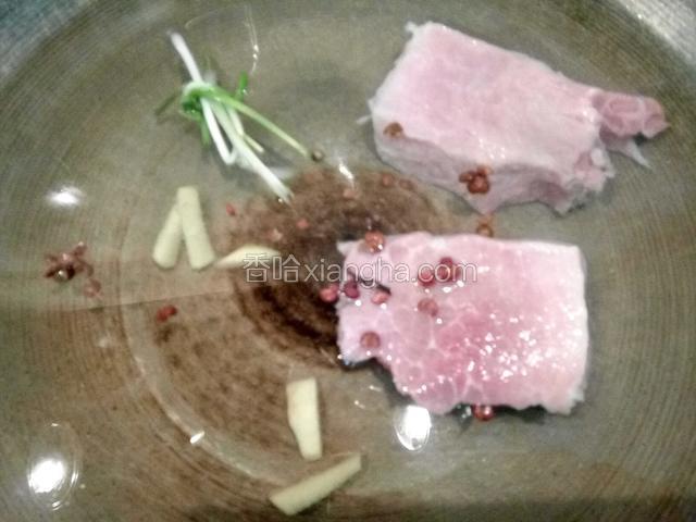 瘦肉洗净，冷水下锅，加足量清水，加葱姜，料酒，花椒炖