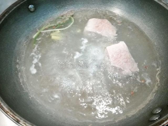 肉烧开，撇去浮沫，再炖半小时