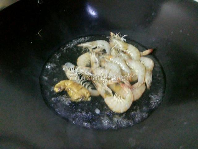 水煮开才放虾下去煮