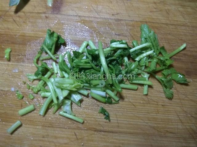 香菜洗净，切成段。