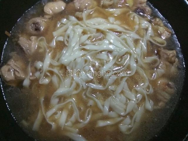 将面条放到肉汤中，煮2分钟。使面条有鸡肉的味道。