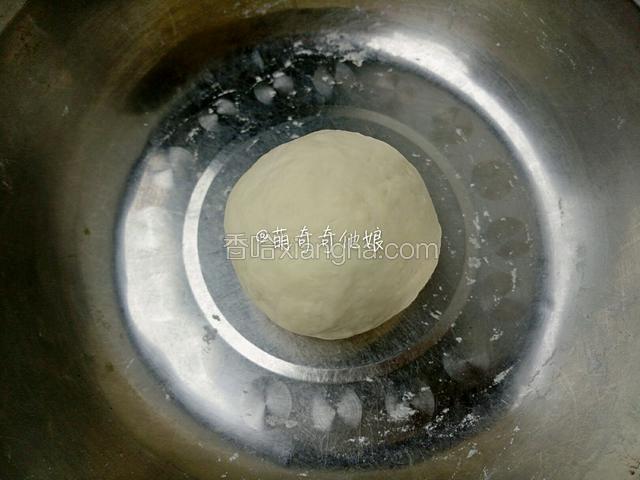 先做薄脆。面粉100g加入清水50g揉成光滑面团，盖保鲜膜静置醒发半小时。
如果要加泡打粉也在这里加。