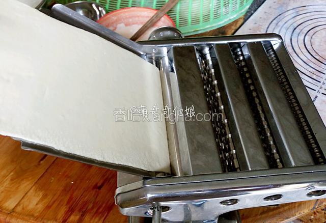 用压面机压成3-4档，4档更薄，要从一档开始依次压哦！
没有压面机的就用擀面丈擀吧，不过面团得多醒发一下，不然擀的时候容易回缩。