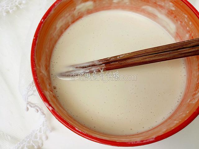 煎饼糊中材料面粉120g加清水200g搅匀成面糊。如果有颗粒没化开可以静置至化开或用滤网过筛一遍。醒发一会儿的面糊在摊饼皮的时候更有韧性不易断。
这一步可以在揉好薄脆面团醒发期间完成。也就是步骤2以后先调面糊，我这里方便大家看所以挨着整理。