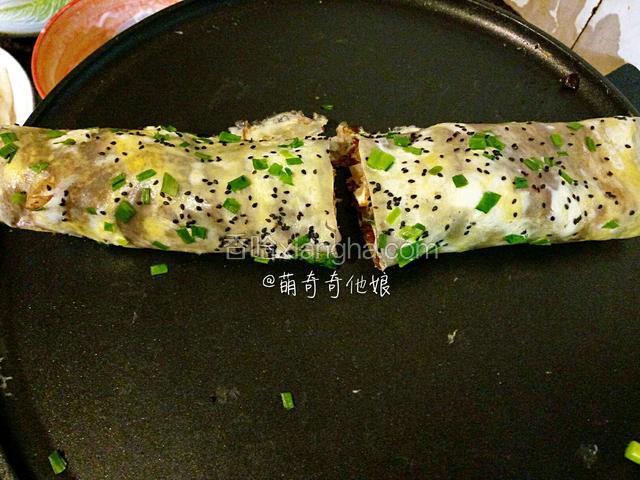 从一头卷起来，再从中间切开即可。
鸡蛋选用土鸡蛋或笨鸡蛋做出来的煎饼色泽金黄会更好看。我用的一般的洋鸡蛋，颜色差点。